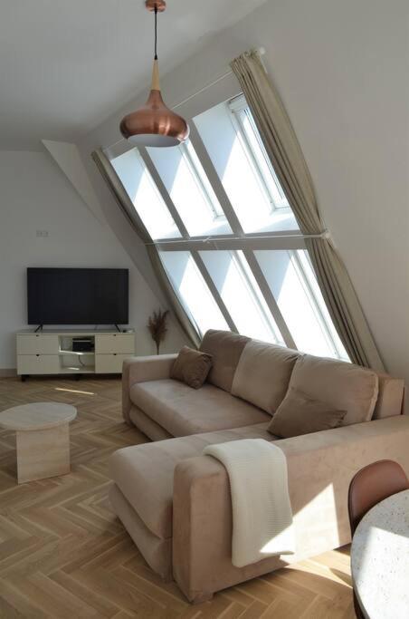 Luxury Apartment With A Balcony And View In Riga Old Town المظهر الخارجي الصورة