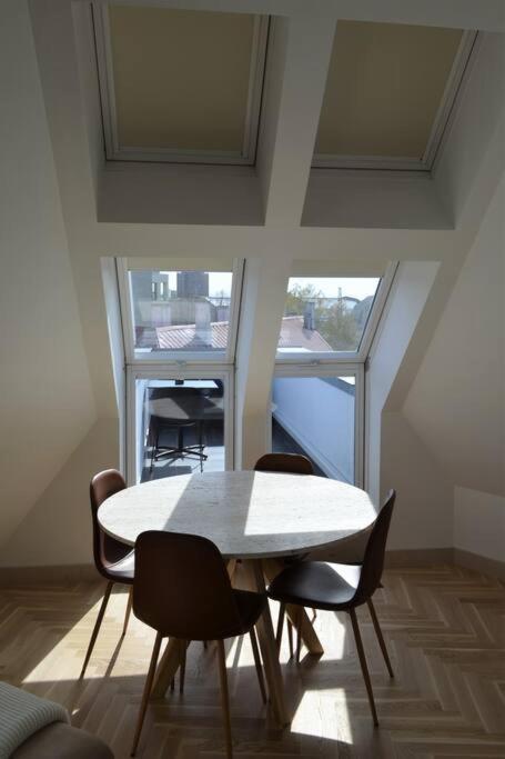 Luxury Apartment With A Balcony And View In Riga Old Town المظهر الخارجي الصورة
