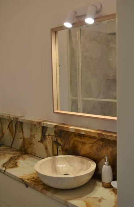 Luxury Apartment With A Balcony And View In Riga Old Town المظهر الخارجي الصورة